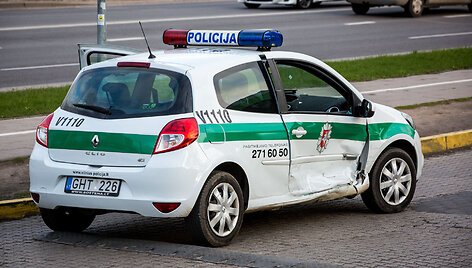 Sostinės Žirmūnų gatvėje policijos patrulių automobilis pateko į avariją