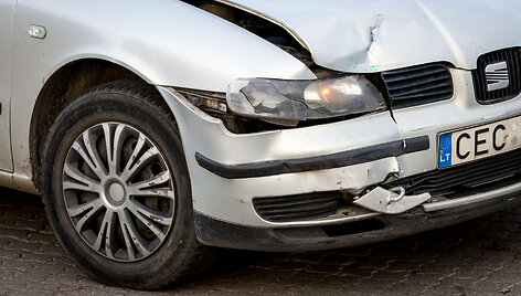 Sostinės Žirmūnų gatvėje policijos patrulių automobilis pateko į avariją