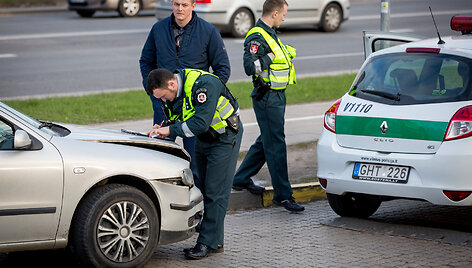 Sostinės Žirmūnų gatvėje policijos patrulių automobilis pateko į avariją