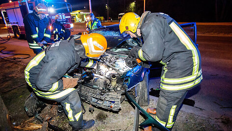 Girto vairuotojo sukeltos avarijos metu sužaloti 2 žmonės