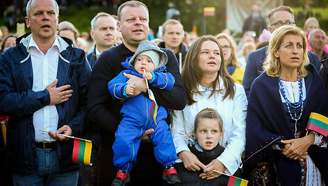 Premjeras Saulius Skvernelis su &scaron;eima ant Dubingių piliakalnio paminėjo Valstybės dieną