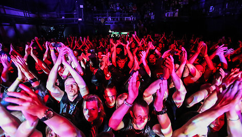 &bdquo;Arch Enemy&ldquo; koncerto akimirka