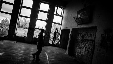 Kultūros namų griuvėsiuose jaunimas įsirengė krep&scaron;inio aik&scaron;telę