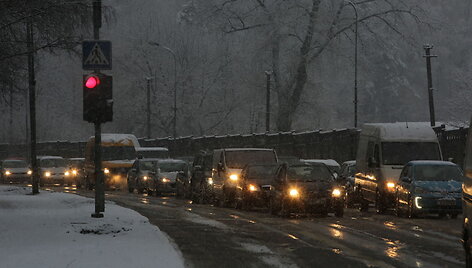 Eismą &scaron;alies keliuose sunkina plikledis ir &scaron;lapdriba