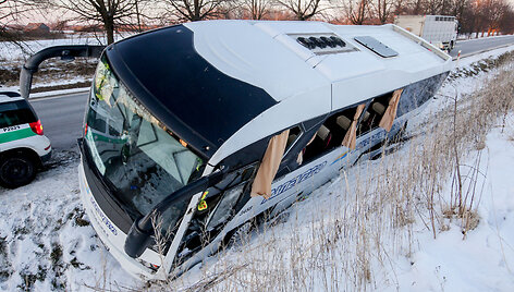 Biržų rajone nuo kelio nuslydo mar&scaron;rutinis autobusas