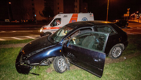 Sužeistą draugą į ligoninę vežę vyrai ma&scaron;iną sudaužė 