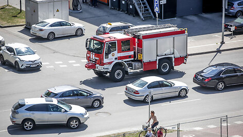 Sostinės Pieninės gatvėje gelbėtojai gesino automobilį