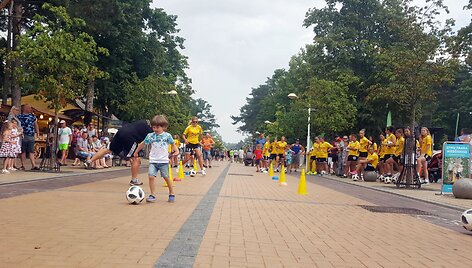 Palangos vasaros parke &ndash; Lietuvos moterų futbolo čempionių i&scaron;&scaron;ūkis poilsiautojams