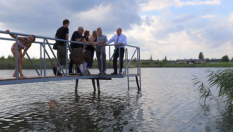 Vietos bendruomenės pastangomis tvarkoma Neveronių tvenkinio pakrantė