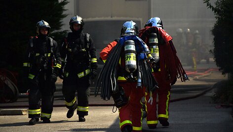 Svarbioje Paryžiaus traukinių stotyje dėl didžiulio gaisro paralyžiuotas eismas