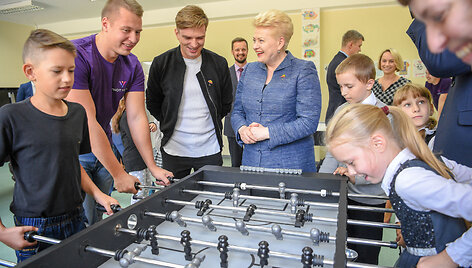 Prezidentė lankėsi vaikų dienos centre ir dalyvauja akcijos &bdquo;Padovanok vaikui vasarą&ldquo; uždarymo &scaron;ventėje