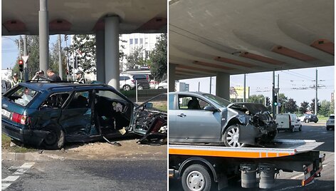 &Scaron;alia Spaudos rūmų automobilis rėžėsi į stulpą
