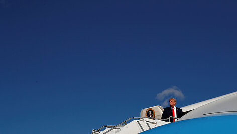 JAV prezidentas Donaldas Trumpas lipa į lėktuvą, vykstantį į Ohajo valstiją