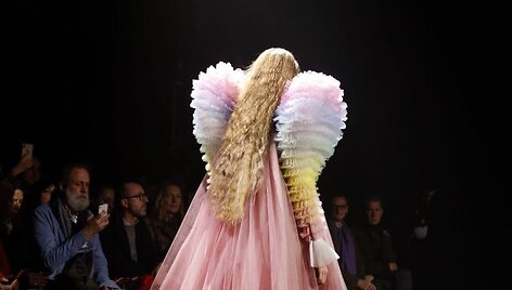 &bdquo;Viktor & Rolf&ldquo; 2019 m. pavasario ir vasaros kolekcijos modelis