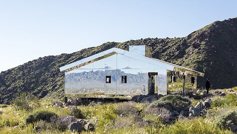 Architekto Dougo Aitkeno sukurtas namas vien i&scaron; veidrodžių