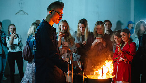 D.Vaičekausko performansas &bdquo;Dekonstruojant Sa&scaron;ą Kurmazą&ldquo; Lavra galerijos kieme