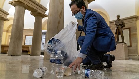 D.Trumpą palaikančių riau&scaron;ininkų nusiaubtas Kapitolijus