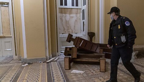 D.Trumpą palaikančių riau&scaron;ininkų nusiaubtas Kapitolijus