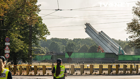 Rygoje griuvo paskutinė sovietinio monumento dalis