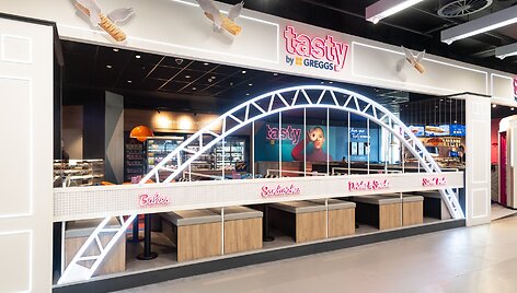&bdquo;Greggs&ldquo; atidarė kavinę su de&scaron;rainių ir spurgų  interjeru