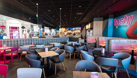 &bdquo;Greggs&ldquo; atidarė kavinę su de&scaron;rainių ir spurgų  interjeru