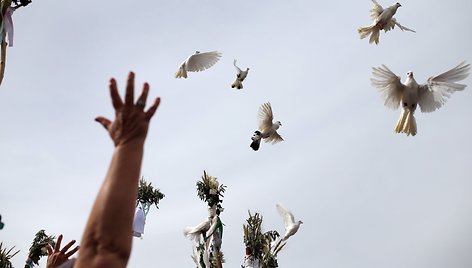 Tūkstančiai katalikų Fatimos apreiškimo metinių mišiose Portugalijoje