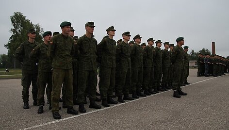 I&scaron;kilmingoje rikiuotėje įteikti pažymėjimai paskutinei bazinių karinių mokymų laidai