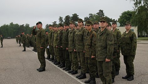 I&scaron;kilmingoje rikiuotėje įteikti pažymėjimai paskutinei bazinių karinių mokymų laidai