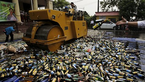 Indonezijoje sunaikinamas konfiskuotas alkoholis