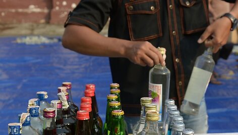 Indonezijoje sunaikinamas konfiskuotas alkoholis