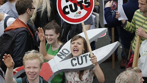 Britai protestuoja prie&scaron; konservatorių planuojamas taupymo priemones