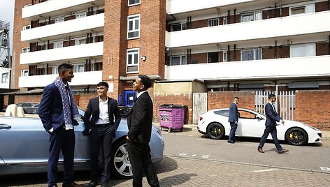 Londono mokyklos i&scaron;leistuvėse abiturientai i&scaron;sinuomoja prabangius automobilius