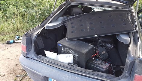 Į medį atsitrenkęs &bdquo;Renault&ldquo; automobilis