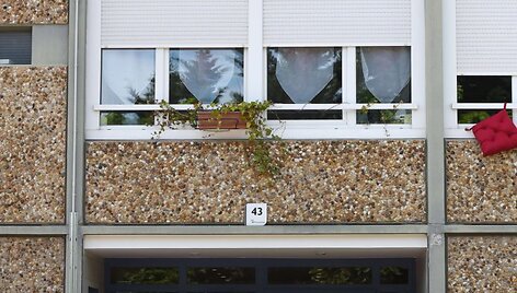 Pareigūnai atlieka kratą įtariamų užpuolikų namuose