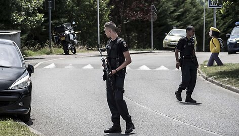 Pareigūnai atlieka kratą įtariamų užpuolikų namuose