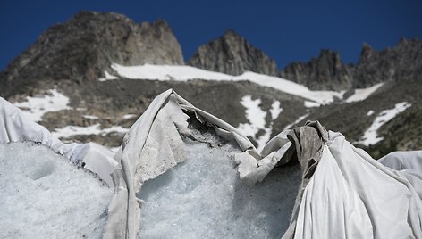 Ledynas Šveicarijoje užklojamas izoliaciniu audiniu, kuris apsaugos jį nuo kaitrios saulės