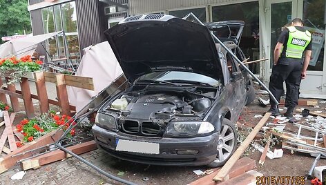 Į kavinę įvažiavęs automobilis
