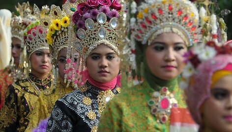 Indoneziečiai dėvintys tradicinius tautinius rūbus