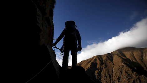 Nakvynė permatomose kapsulėse kabančiose uolos viršukalnėje Peru