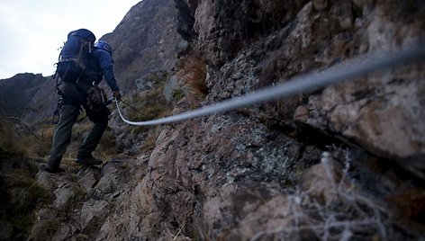 Nakvynė permatomose kapsulėse kabančiose uolos viršukalnėje Peru