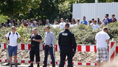 Atvykusi į pabėgėlių stovyklą Merkel buvo sutikta nepasitenkinimo &scaron;ūksniais