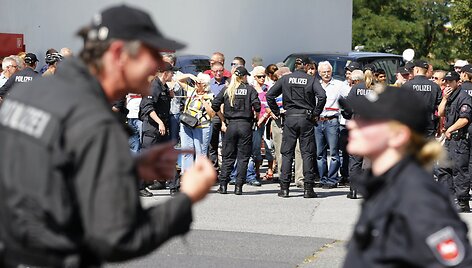 Atvykusi į pabėgėlių stovyklą Merkel buvo sutikta nepasitenkinimo &scaron;ūksniais