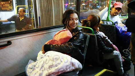 Migrantai autobusais vežami prie sienos su Austrija