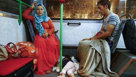 Migrantai autobusais vežami prie sienos su Austrija