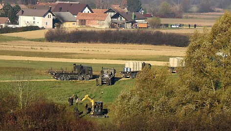 Slovėnijos armija įrenginėja spygliuotų vielų užtvaras