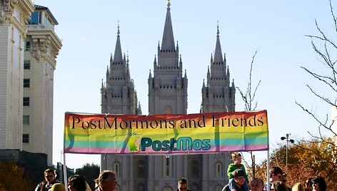 Mormonai atsisako religijos dėl bažnyčios siekio atskirti homoseksualius jos narius