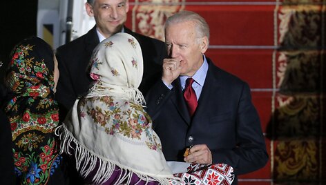 Joe Bidenas lankosi Ukrainoje