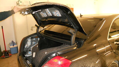 Sulaikytas automobilis &bdquo;Mercedes Benz&ldquo; &ndash; kontabandos slėptuvė