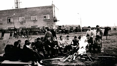 Lietuvos Nepriklausomybės gynėjai tragi&scaron;komis 1991 metų sausio mėnesio dienomis. &Scaron;alia Spaudos rūmų, Vilniuje