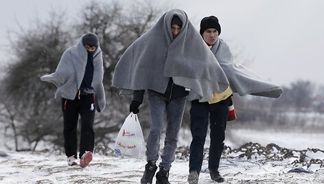 Migrantai keliauja per žiemos kaustomą Serbiją